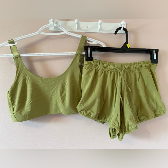 Matching shirt and sports bra set - Picture 1 of 3